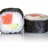 Копченый лосось с авокадо в Tokyo Sushi