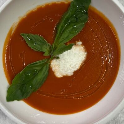 Томатный крем-суп со страчателлойв L'angolo Italiano по цене 21 р.