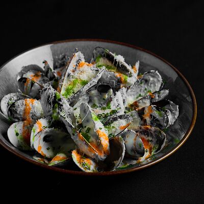 Мидии в сливочном соусе с сыром пармезан в Level kitchenbar по цене 790 ₽