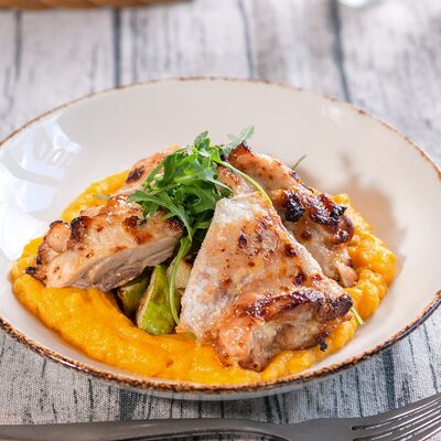 Запечённый цыплёнок с тыквенным кремомв Молли Айленд по цене 720 ₽