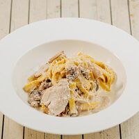 Паста фетучини с курицей и грибами в Перчини на огне