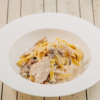 Паста фетучини с курицей и грибами в Перчини на огне по цене 470 ₽