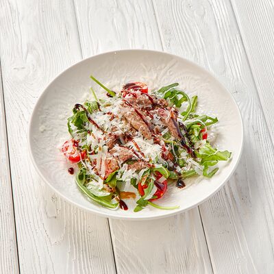 Теплый салат с жареной говядиной в Пармезан по цене 855 ₽