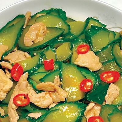 В11 Жареные огурцы со свининой 瓜片炒肉 в Charlie tea по цене 650 ₽