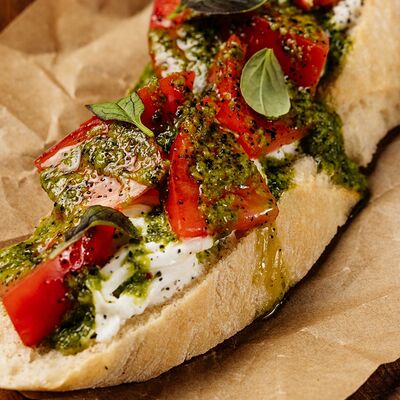 Брускетта со страчателлой и томатами в Cruise по цене 430 ₽