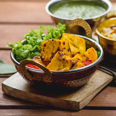 Панир Тикка с рисом басмами, свежими овощами и лепешкой наан в Индийская точка по цене 890 ₽