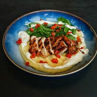 Куриное бедро с картофельным пюре и свежим шпинатом в соусе дорблю в Гриль-бар Балкон