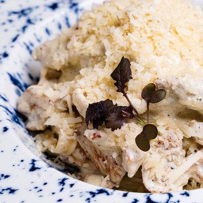 Фетучини с курицей и соусом песто в Теория Гастробар по цене 700 ₽