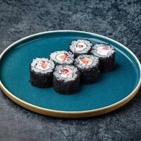 Ролл с креветкой и клубникой в Mesto Sushi & Grill