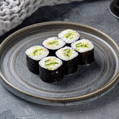 Мини-ролл с огурцом в Суши и Точка по цене 244 ₽