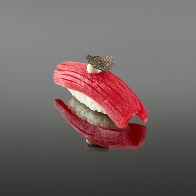 Суши тунец с трюфелем в OUGI по цене 570 ₽