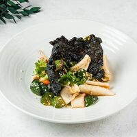 Салат с кальмарами и битыми огурцами в Villa Pasta