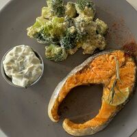 Стейк из форели с брокколи и со сливками в Extrovert