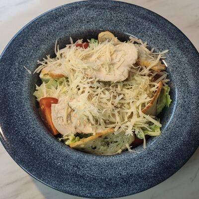 Цезарь с курицей в Foxinn по цене 630 ₽