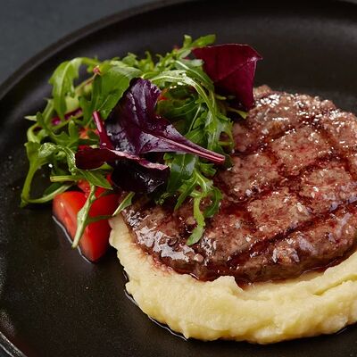 Бифштекс из мраморного мяса в По Чесноку по цене 861 ₽