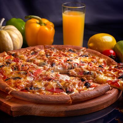 Пицца Ветчина и грибы в Тесоро по цене 840 ₽