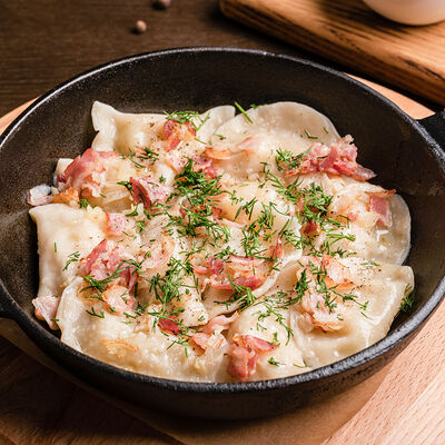 Вареники с печёным картофелем, беконом и луком в Сандуны Урал по цене 590 ₽