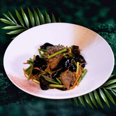 Древесные грибы с говядиной и стрелками чеснока в LAOBAN по цене 1030 ₽