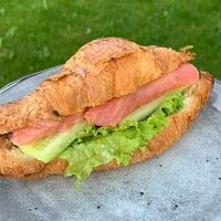 Круассан с лососем в Choco.cake.hand