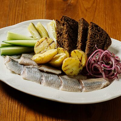 Сельдь с обжаренным молодым картофелем в Паста & Пицца по цене 600 ₽