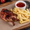 Цыплёнок-корнишон с картофелем фри и соусом сладкий чили в Гусь по цене 1014