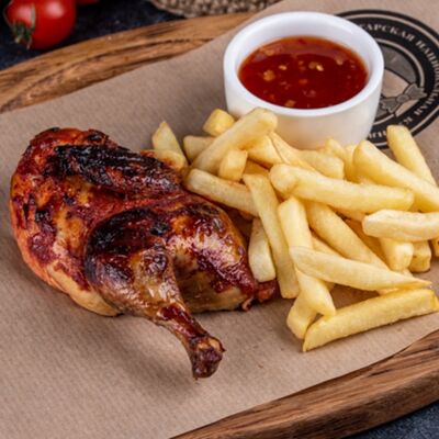 Цыплёнок-корнишон с картофелем фри и соусом сладкий чили в Гусь по цене 1014 ₽