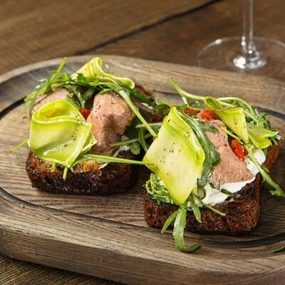 Брускетты с ростбифом в Потроха по цене 728 ₽