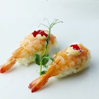 Суши с тигровыми креветками и соусом в Сен-Сеи