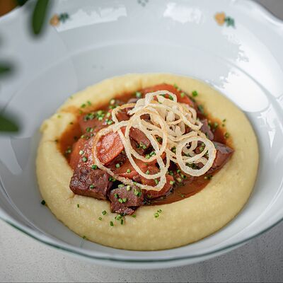 Говядина по-бургундски с картофельным пюре в Ava bistro по цене 980 ₽