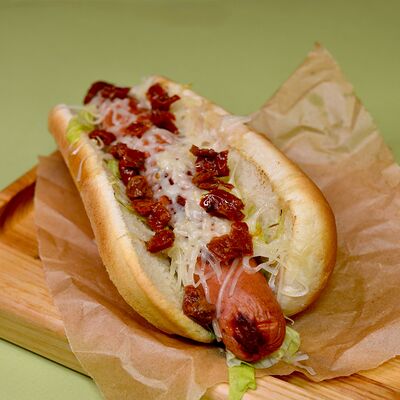 Хот-дог с говяжьей сосиской, вялеными томатами и соусом тоннато в TOPKA Reborn по цене 750 ₽