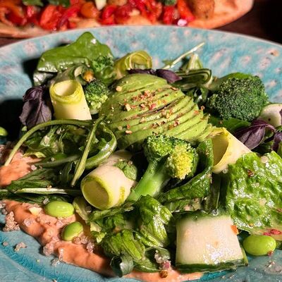 Зеленый салат с авокадо и киноав Куркума по цене 700 ₽