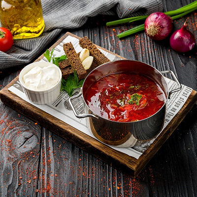 Борщ со сметаной в Суши & Пицца & Шашлыки Хан по цене 460 ₽