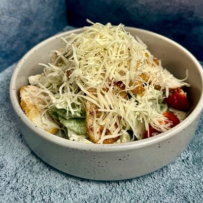 Салат Цезарь с курицей в Сытый гусь по цене 750 ₽