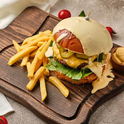 Бургер Сырный Бум в Casa Trattoria по цене 870 ₽