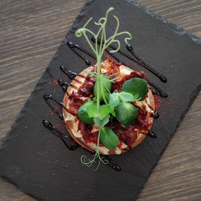 Пончик с хумусом и вялеными томатами в Пончик по цене 210 ₽