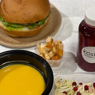 Комбо обед с сырным супом и чикен бургером, ягодным морсом в Бар-гриль KOSTER по цене 650 ₽