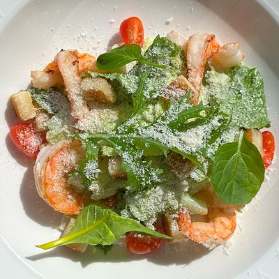 Салат Цезарь с креветками в Wine & Vine по цене 1365 ₽