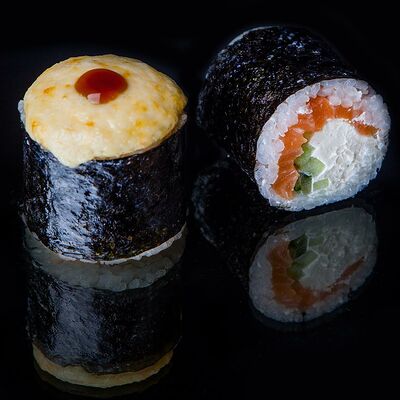 Запеченный ролл с лососем в Tropical Sushi по цене 559 ₽