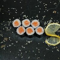 Ролл с лососем в Sushi Yamazaki Pizza