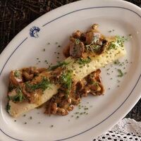 Омлет с козьим сыром и лисичкамив Mamie bistro