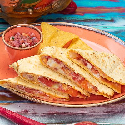 Кесадилья с курицей гриль в Burritos по цене 450 ₽