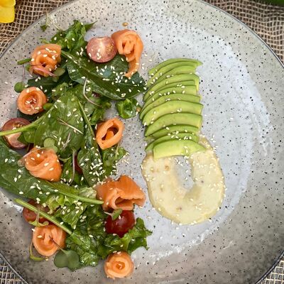 Салат с лососем и авокадо в Гастробар DOM по цене 420