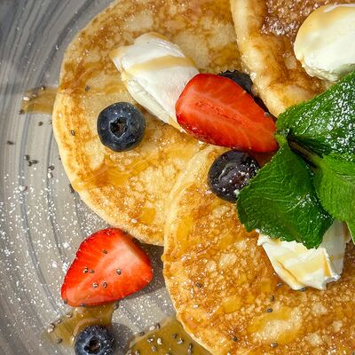 Панкейки с молочно-сливочным кремом в Wow Tortik по цене 530 ₽