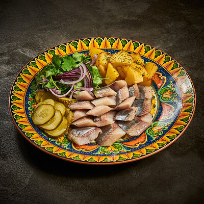 Сельдь с картофелем и маринованным луком в Гранат по цене 1520 ₽