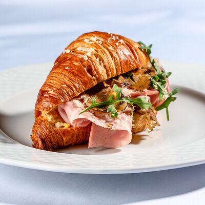 Круассан с мортаделла и трюфелем в МОМО по цене 1450 ₽