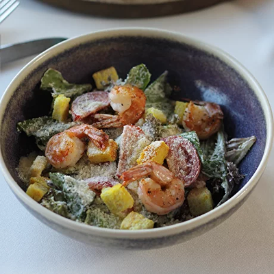 Салат Цезарь с тигровыми креветками в Shamparen по цене 860 ₽