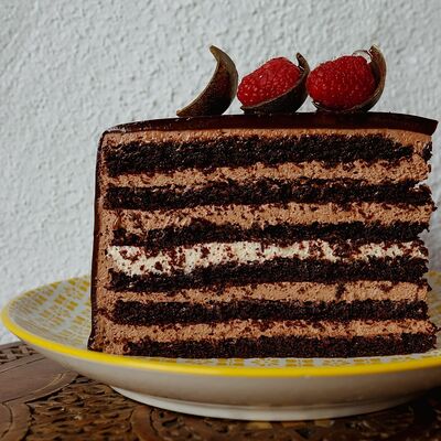 Шоколадный торт с малиной в Maroon по цене 1090 ₽