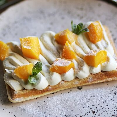 Вафли с персиком и белым шоколадом в LOFT по цене 450 ₽