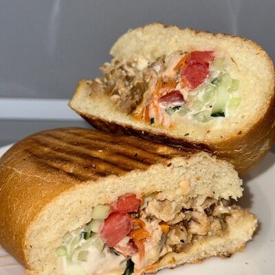 Шаурма в Булке в Бистро 24 на Шамиля по цене 168 ₽