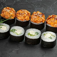 С лососем татаки в King Kong Pizza & Rolls